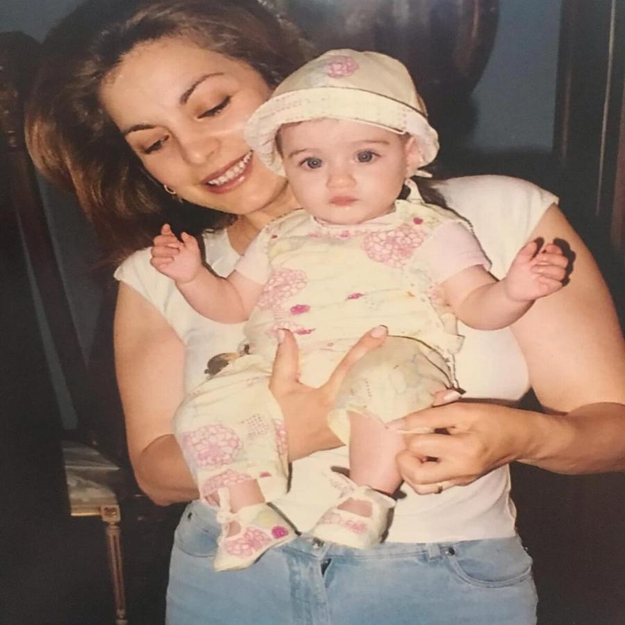 Μαρία Βοσκοπούλου: Σπάνιες εικόνες από τη ζωή της κόρης του Τόλη, που μαρτυρούν πόσο όμορφη και ευτυχισμένη ήταν από μικρή