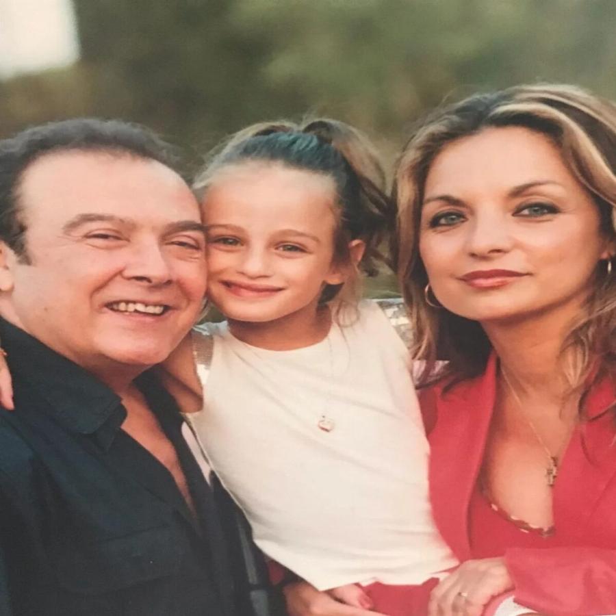 Μαρία Βοσκοπούλου: Σπάνιες εικόνες από τη ζωή της κόρης του Τόλη, που μαρτυρούν πόσο όμορφη και ευτυχισμένη ήταν από μικρή