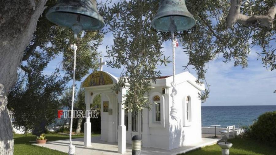 Έχει «εξαφανιστεί»: Η απομόνωση στο ονειρικό «παλάτι» στην Χαλκιδική, ο παραδεισένιος κήπος, το εκκλησάκι και η πισίνα