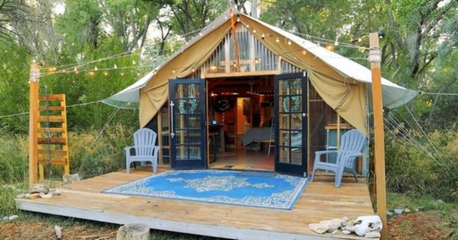 Άφησαν πίσω τους τη ζωή στη πόλη και ζουν στη φύση σε μια μεγάλη σκηνή που το εσωτερικό είναι ονειρεμένο