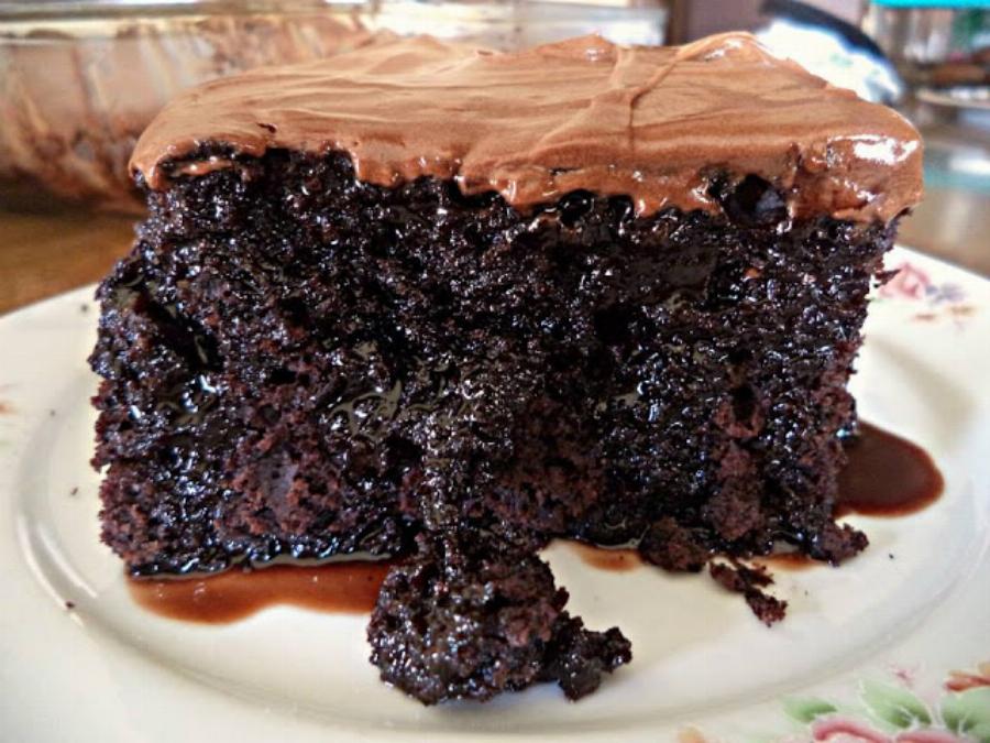 Ζουμερή σοκολατόπιτα: Η εύκολη και οικονομική συνταγή με λίγα υλικά