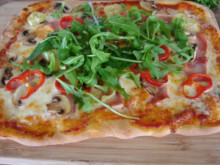 Πίτσα της γιαγιάς: Η μυστική συνταγή για ένα νόστιμο και σπιτικό αποτέλεσμα