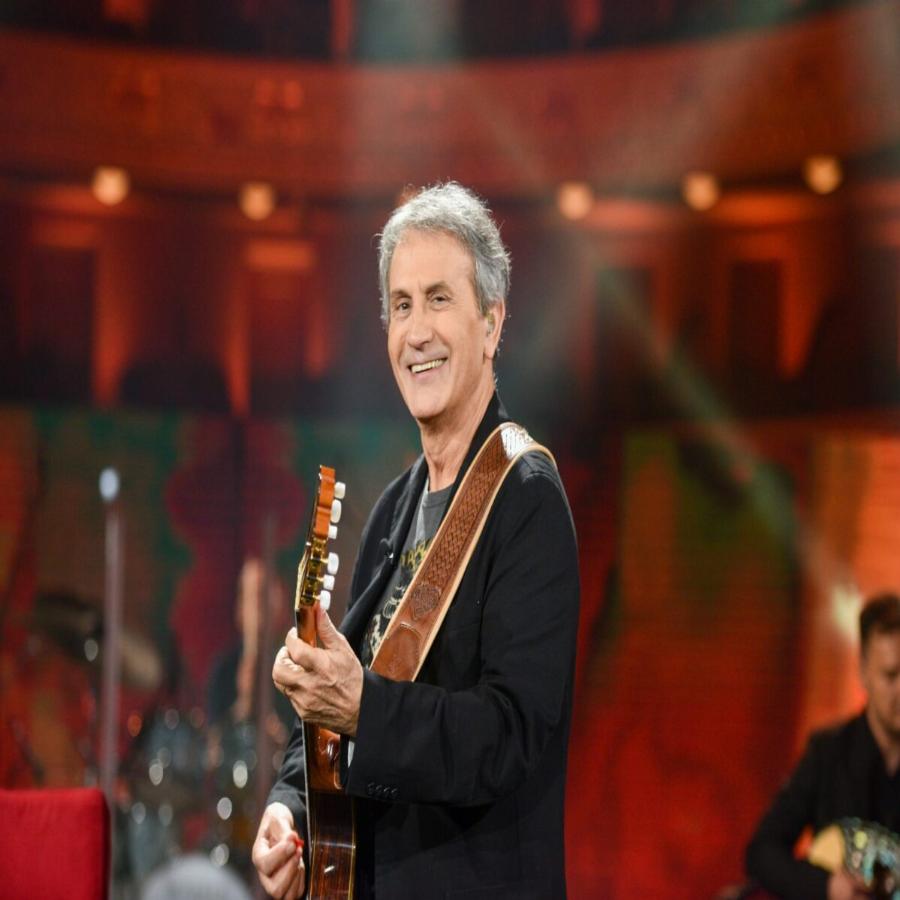 Γιώργος Νταλάρας: Το αληθινό του όνομα, η εργασία από 7 ετών και η επεισοδιακή γνωριμία με την γυναίκα της ζωής του