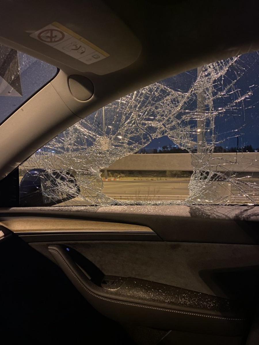 Πέτρος Κουσουλός: Άγνωστοι έσπασαν το αυτοκίνητο του – Οι αναρτήσεις για την υπόθεση στην Πάτρα