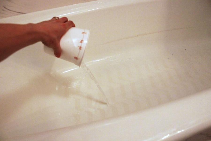 Καθαρισμός μπανιέρας: Τα φυσικά κόλπα των γιαγιάδων για να αστράφτει από καθαριότητα