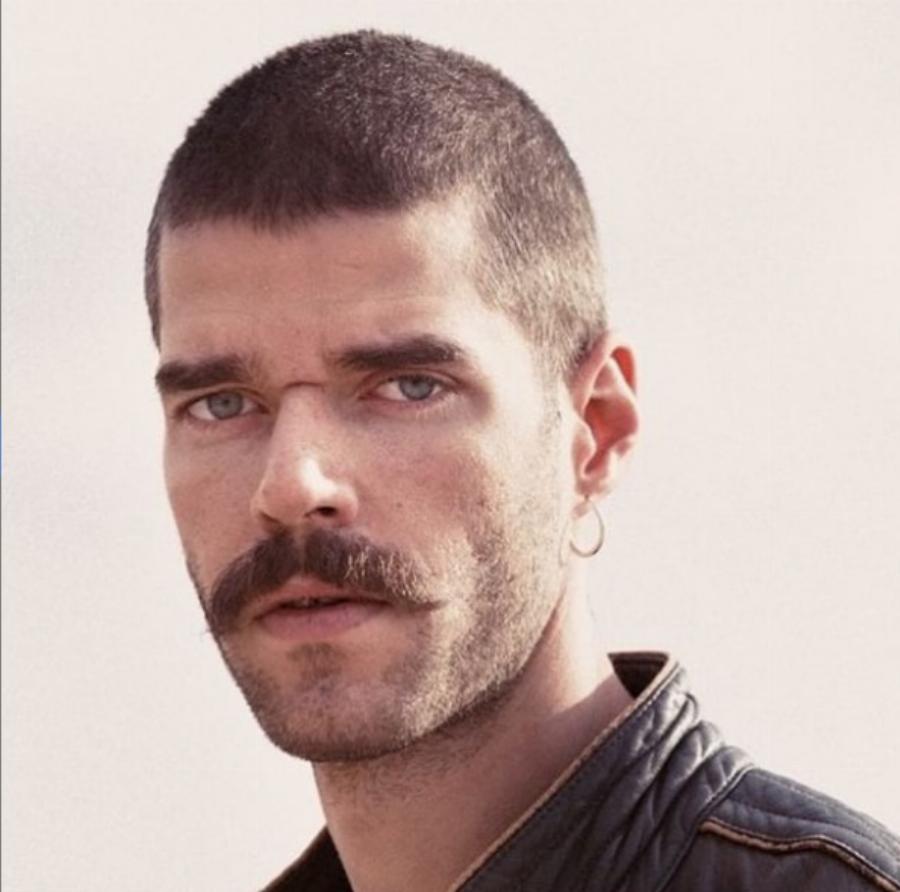 Ιάσονας Παπαματθαίου: Ο όμορφος γιος του Τάκη Παπαματθαίου είναι πρωταγωνιστής σε διάσημη σειρά