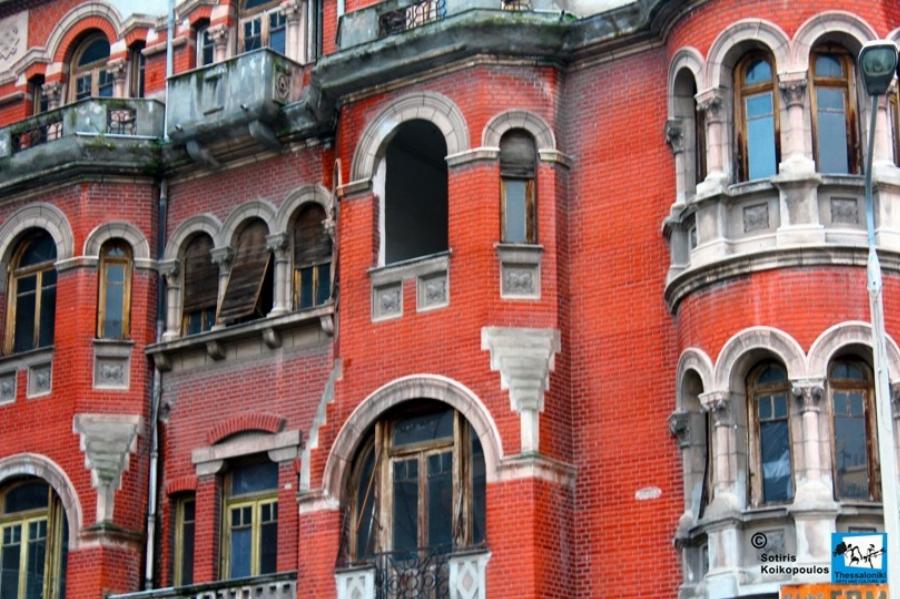 Κόκκινο κτίριο στη Θεσσαλονίκη: Η ιστορία, ο μύθος για φαντάσματα και φωτογραφίες από το εσωτερικό του