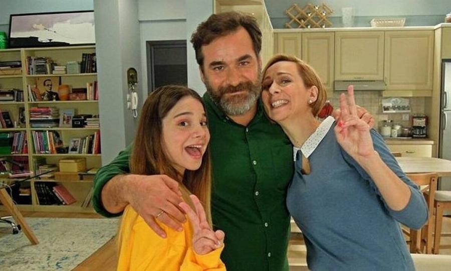 Ντίνα Λιναρδάτου: Η Σοφούλα από την “Μουρμούρα”, η απίστευτη πραγματική ηλικία της και η δίδυμη αδερφή της