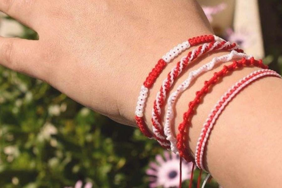 To βραχιολάκι με τη λευκή και κόκκινη κλωστή – Γιατί φοράμε Μάρτη;