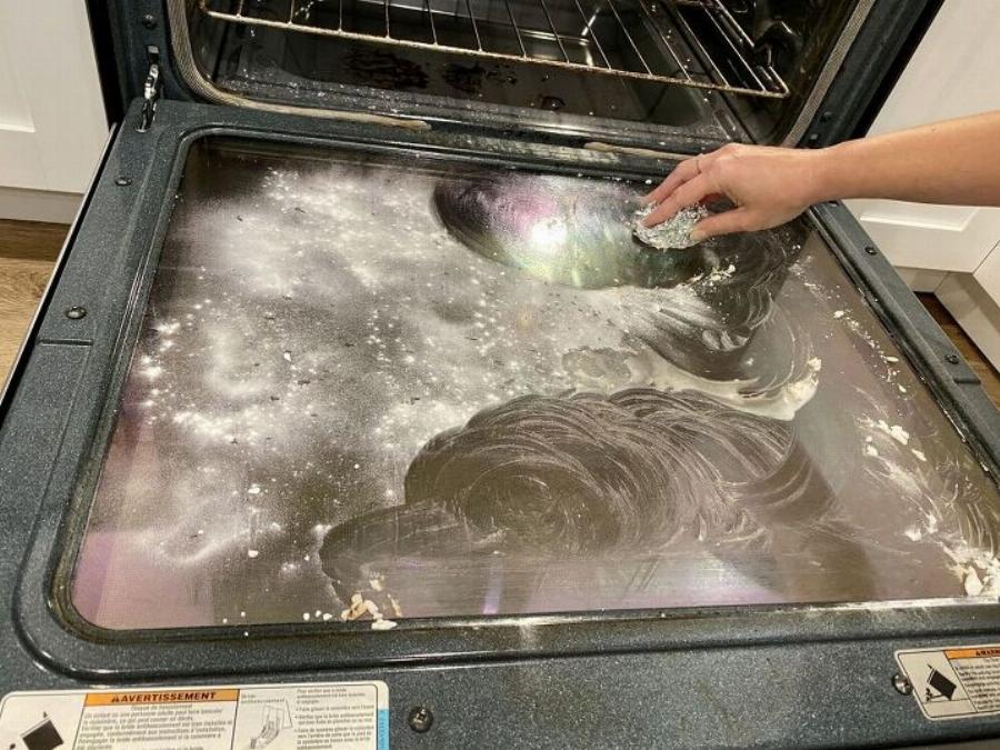 Καθάρισμα φούρνου: Τα κόλπα για να λάμπει από καθαριότητα – Χωρίς χημικά, γρήγορα και εύκολα