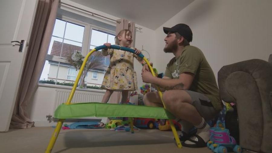 Η συγκινητική ιστορία ενός πατέρα: Δώρισε το νεφρό του στην 3χρονη κόρη του – Η μικρούλα έχει μια δεύτερη ευκαιρία στη ζωή