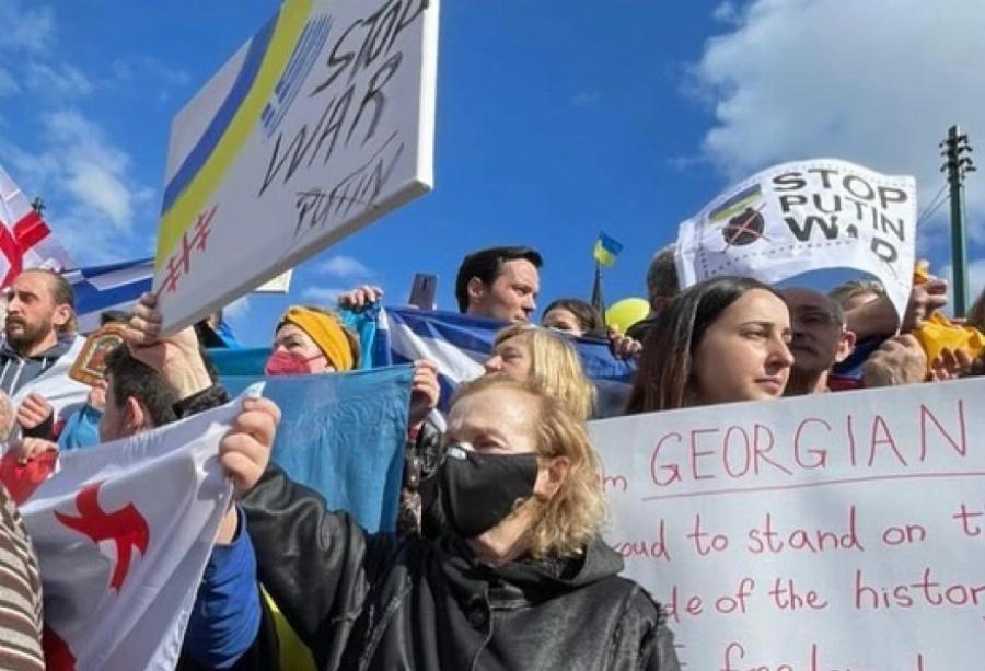 Τάμτα: Με την μητέρα και την κόρη της σε διαδήλωση για την Ουκρανία