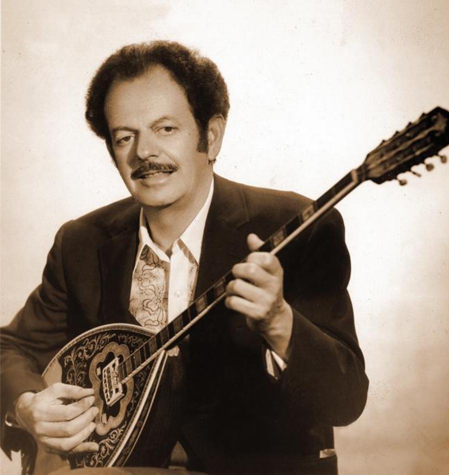 Βασίλης Τσιτσάνης: Ο άνθρωπος που έκανε το ρεμπέτικο τέχνη, η παράνομη σχέση, όταν ήταν παντρεμένος και το «Ουζερί Τσιτσάνης»