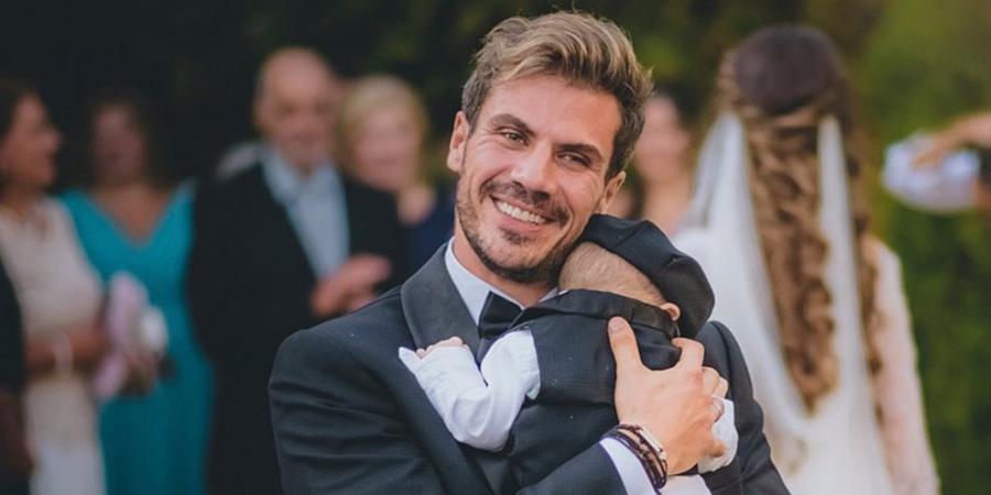 Η κυριακάτικη βόλτα του Άκη Πετρετζίκη με τον οκτώ μηνών γιο του Αχιλλέα που έριξε το διαδίκτυο