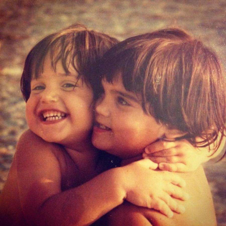 Μαίρη Συνατσάκη: Σπάνια στιγμιότυπα με τη δίδυμη αδερφή της και η αγαπημένη της φωτογραφία