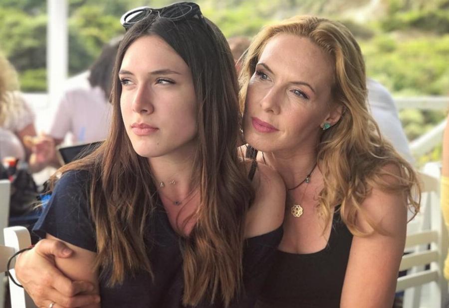 «Το μήλο κάτω από τη μηλιά θα πέσει!»: 9 παιδιά παιδιά Ελλήνων καλλιτεχνών που επέλεξαν το επάγγελμα των γονιών τους