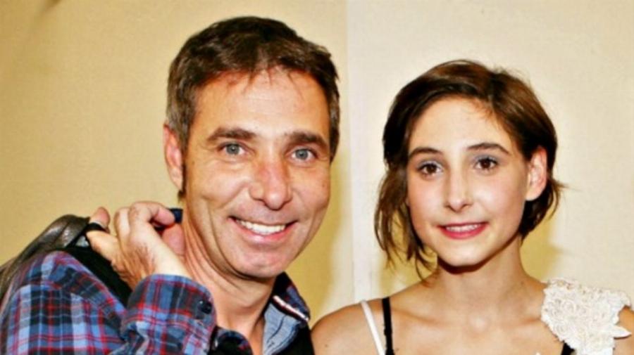 «Το μήλο κάτω από τη μηλιά θα πέσει!»: 9 παιδιά παιδιά Ελλήνων καλλιτεχνών που επέλεξαν το επάγγελμα των γονιών τους