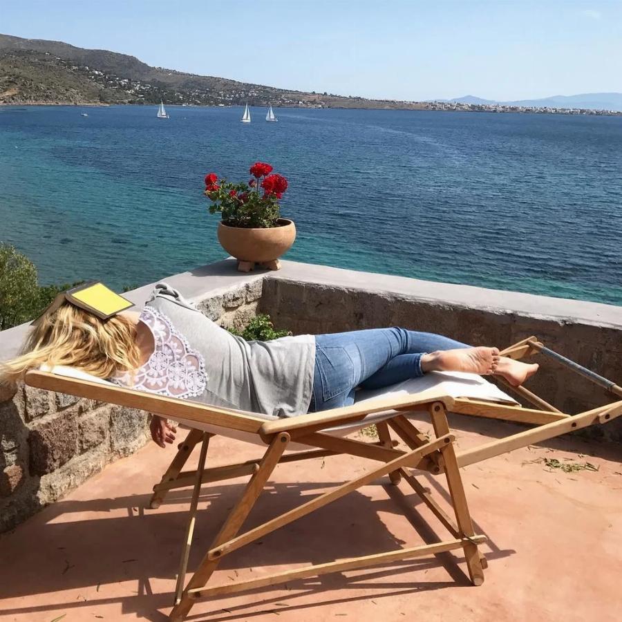 Το εντυπωσιακό σπίτι του Θεοδωρή Αθερίδη και της Σμαράγδας Καρύδη στην Αίγινα με το μπαλκόνι και τη μαγευτική θέα