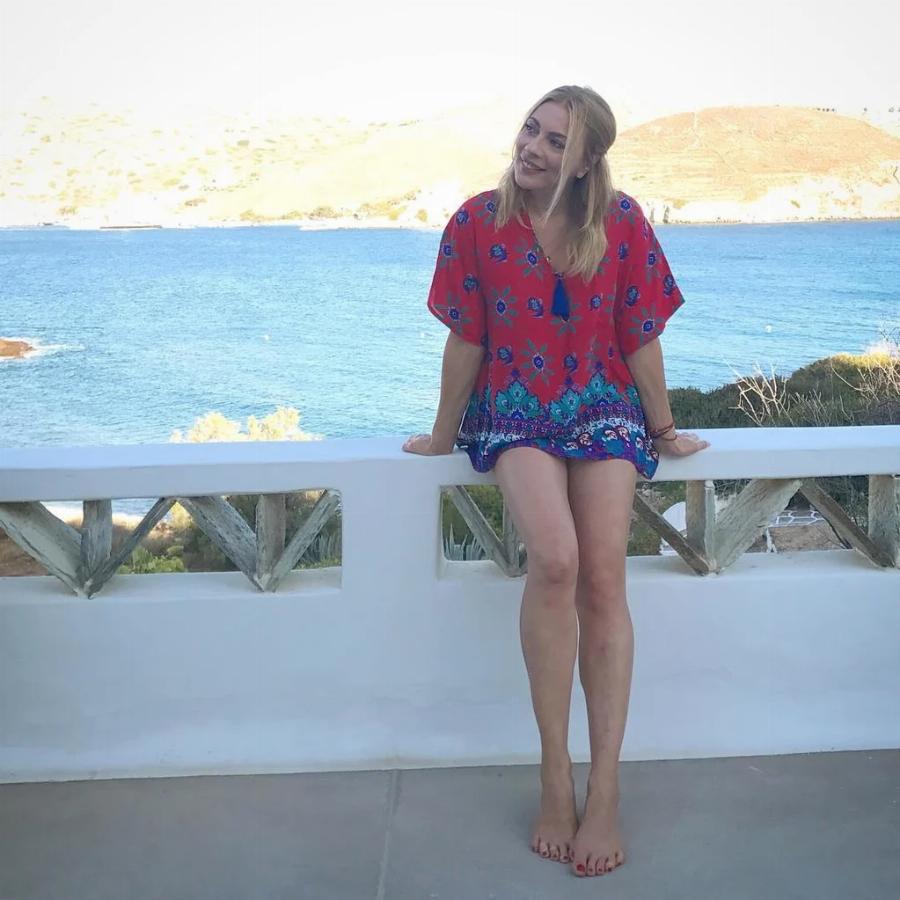 Το εντυπωσιακό σπίτι του Θεοδωρή Αθερίδη και της Σμαράγδας Καρύδη στην Αίγινα με το μπαλκόνι και τη μαγευτική θέα