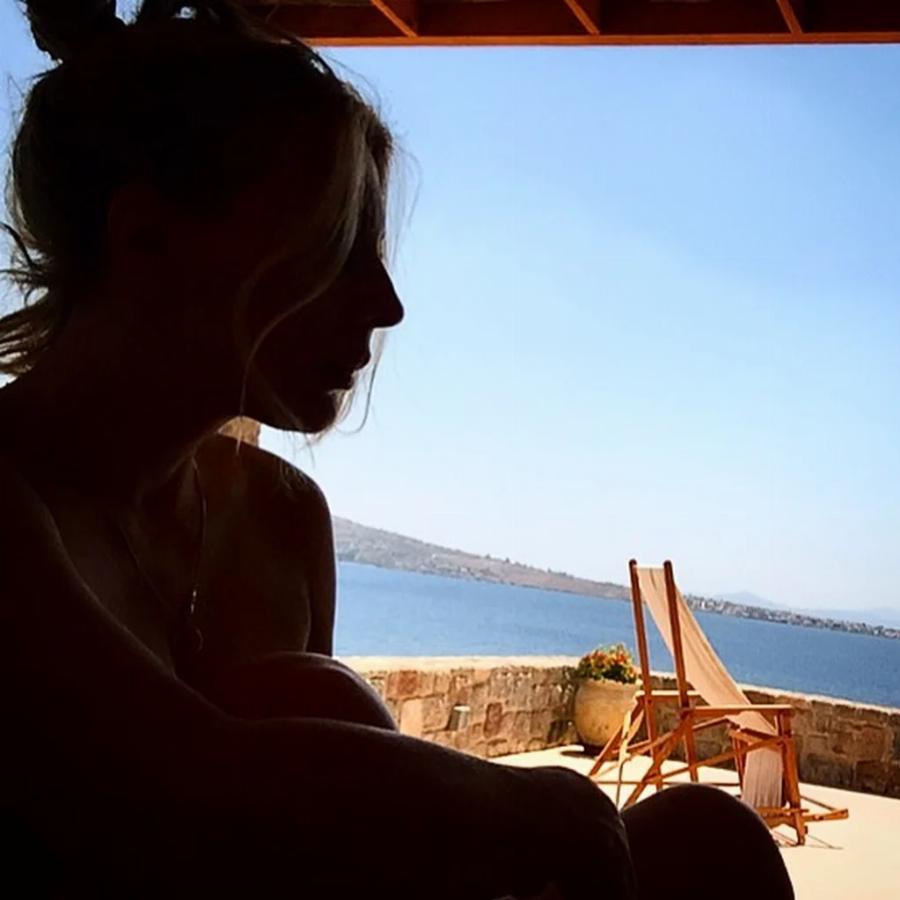 Το εντυπωσιακό σπίτι του Θεοδωρή Αθερίδη και της Σμαράγδας Καρύδη στην Αίγινα με το μπαλκόνι και τη μαγευτική θέα