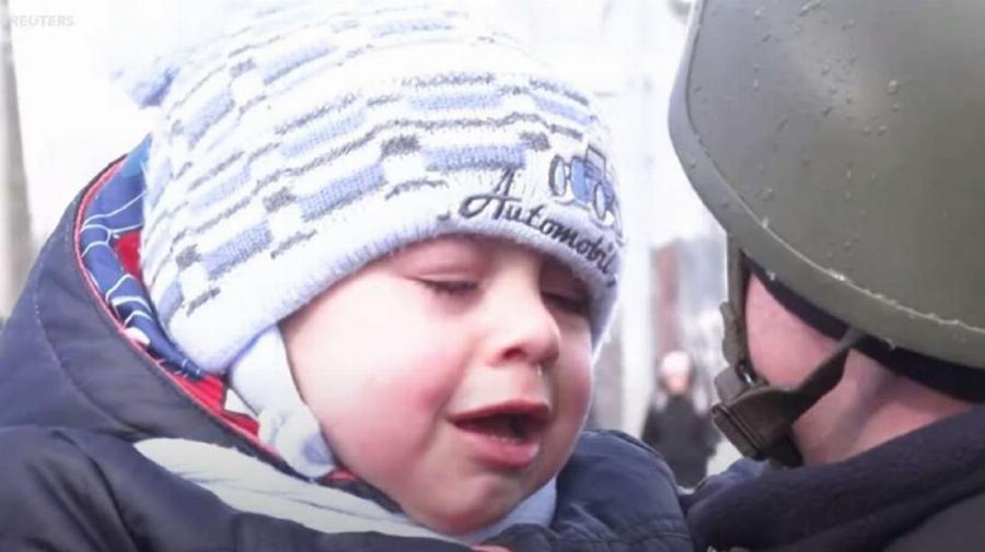 Πόλεμος στην Ουκρανία: Ραγίζει καρδιές η στιγμή που μικρό παιδί αποχαιρετάει τον πατέρα του που πάει να πολεμήσει