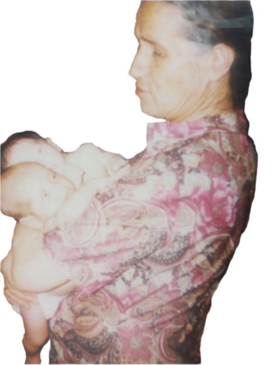 Χαριστούλα Καριώτη: Γέννησε δίδυμα στα 63 της και σήμερα σε ηλικία 83 ετών καμαρώνει τα 23χρονα αγόρια της