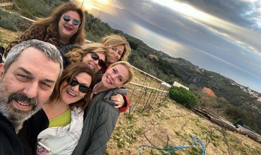 Σταυροπούλου – Χατζηπαναγιώτης: Η τεράστια πισίνα, το μπαλκόνι με την μαγευτική θέα και το πολυτελές κτήμα