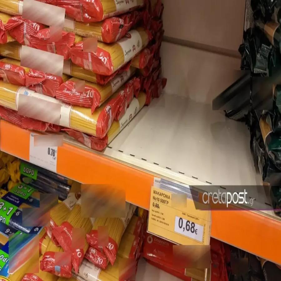 Φοβισμένος ο κόσμος: Οι Έλληνες αδειάζουν τα ράφια από ζυμαρικά και αλεύρι στα σούπερμαρκετ