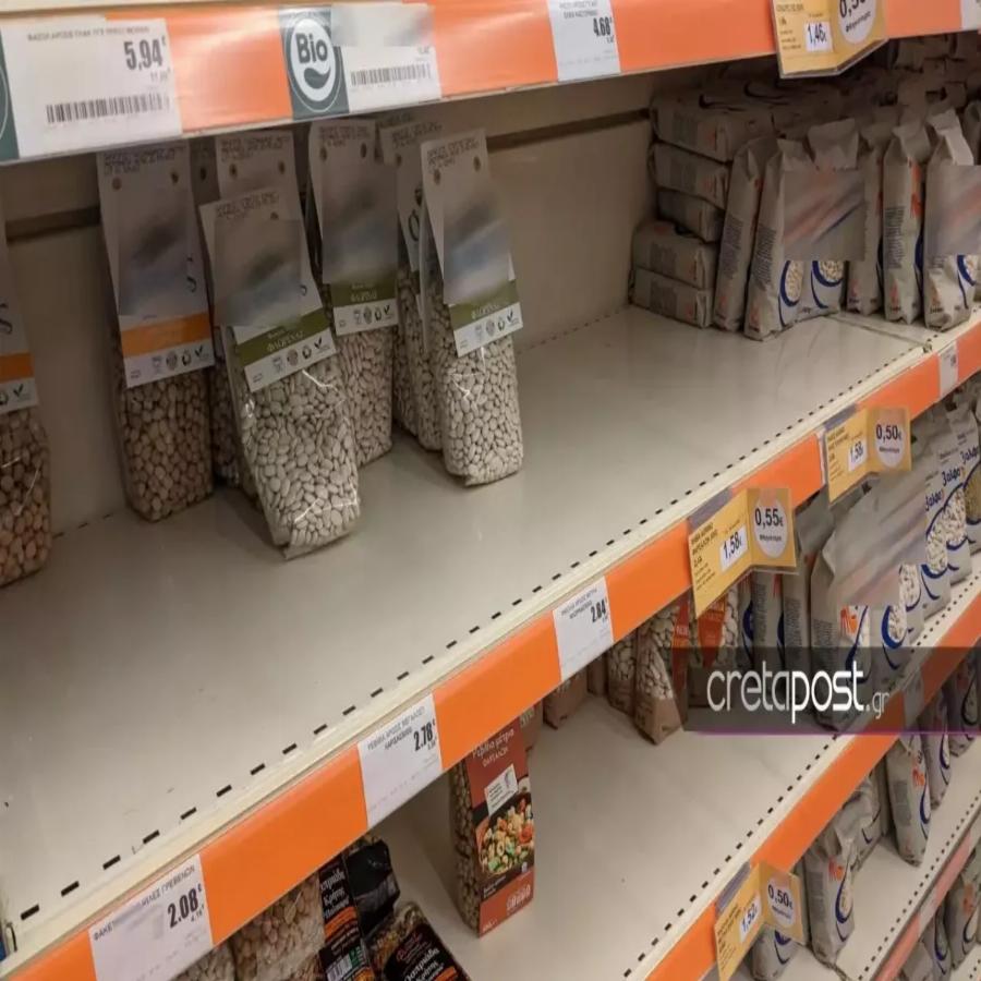 Φοβισμένος ο κόσμος: Οι Έλληνες αδειάζουν τα ράφια από ζυμαρικά και αλεύρι στα σούπερμαρκετ
