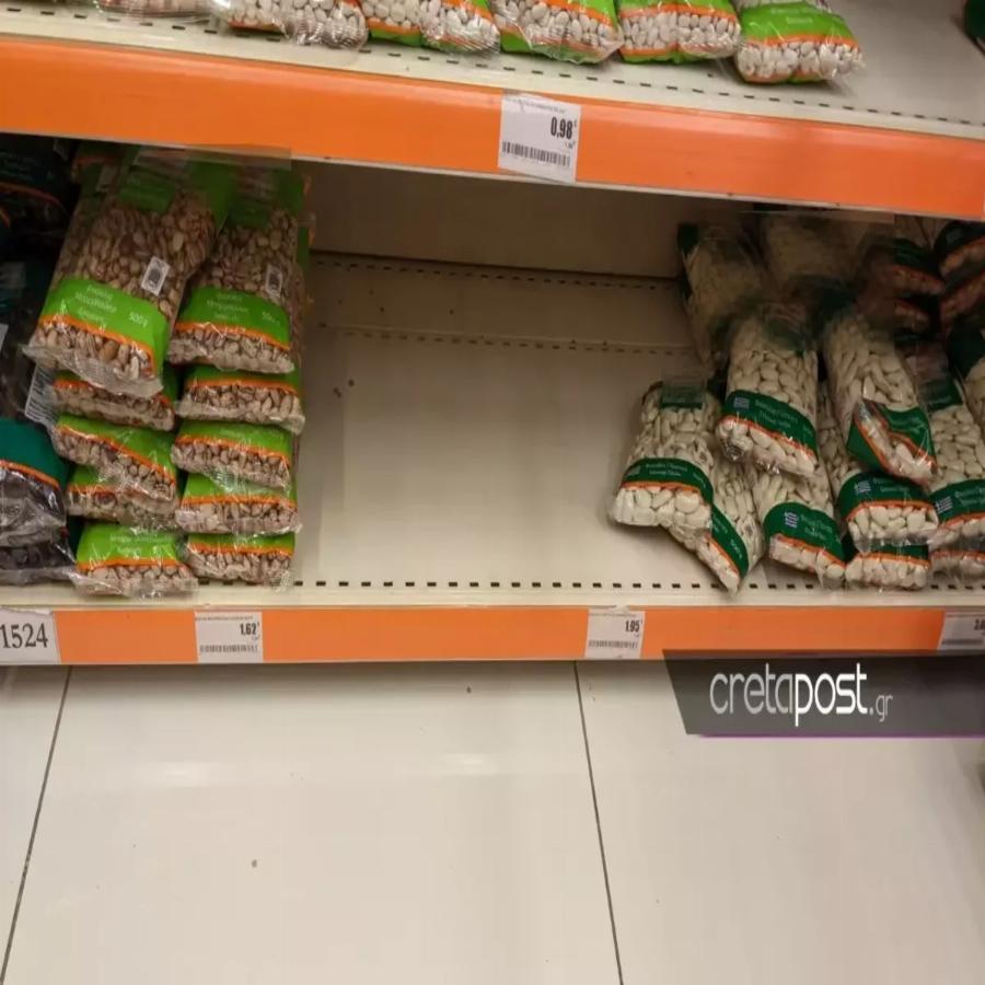 Φοβισμένος ο κόσμος: Οι Έλληνες αδειάζουν τα ράφια από ζυμαρικά και αλεύρι στα σούπερμαρκετ