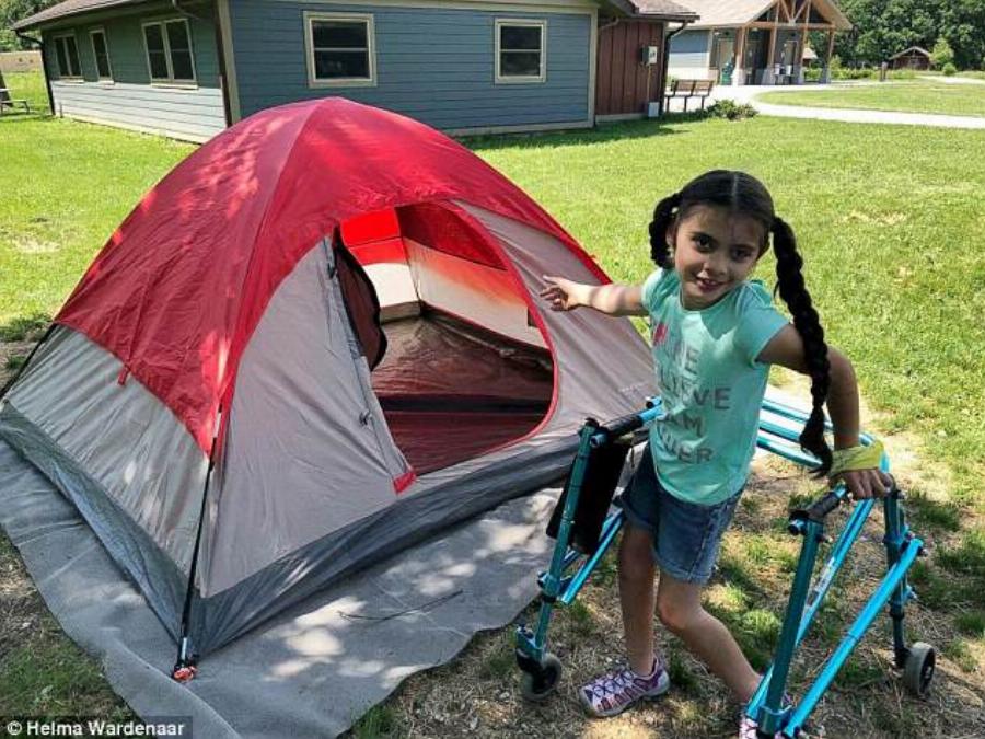 Συγκινητική ιστορία: Δασκάλα κουβαλάει παράλυτη μαθήτρια στην πλάτη της για να μην χάνει τις εκδρομές του σχολείου