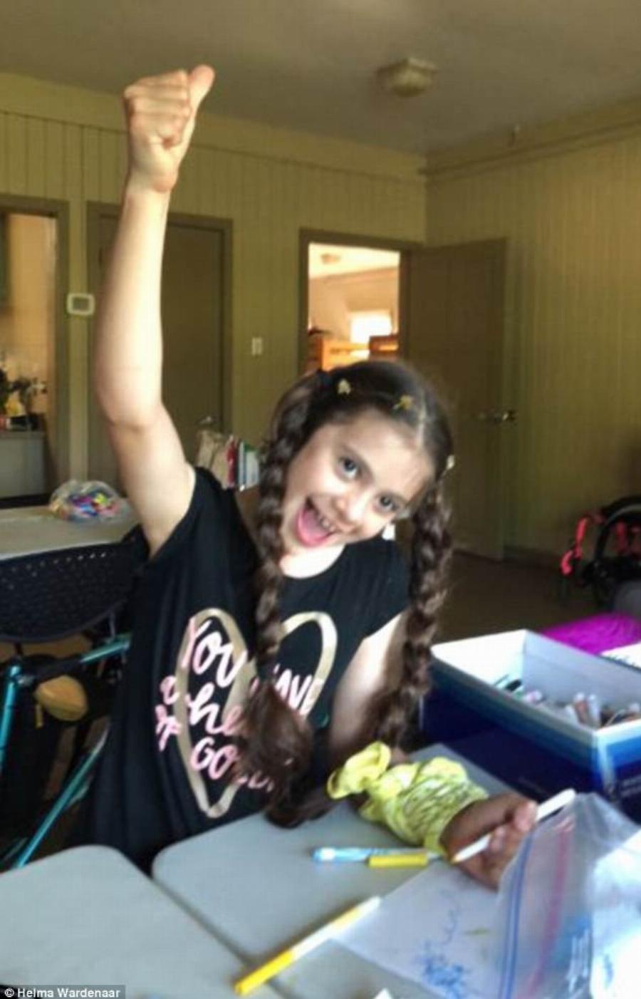 Συγκινητική ιστορία: Δασκάλα κουβαλάει παράλυτη μαθήτρια στην πλάτη της για να μην χάνει τις εκδρομές του σχολείου