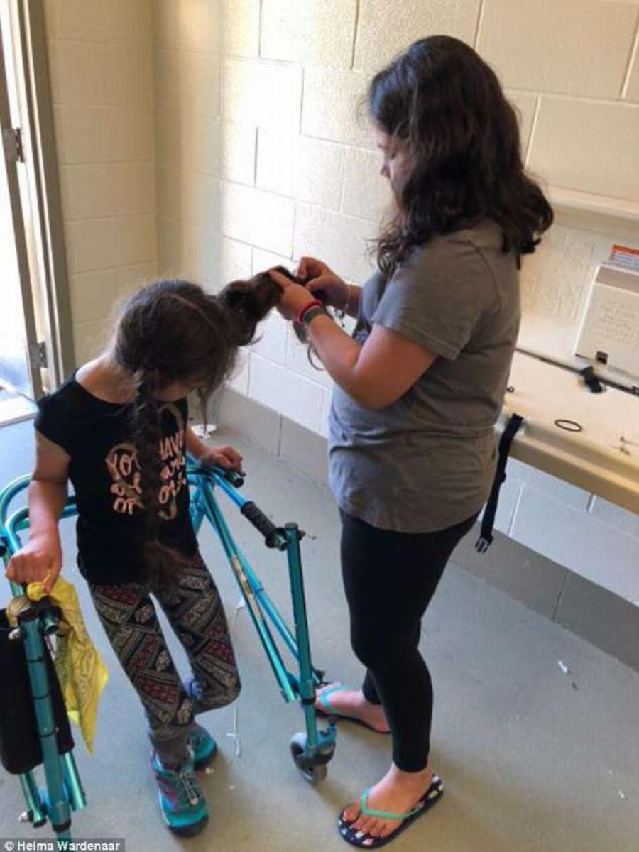 Συγκινητική ιστορία: Δασκάλα κουβαλάει παράλυτη μαθήτρια στην πλάτη της για να μην χάνει τις εκδρομές του σχολείου