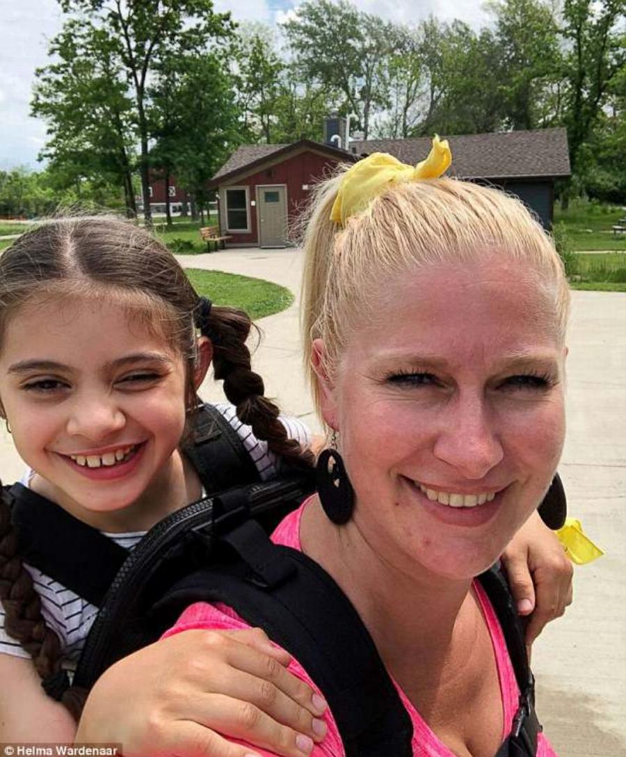 Συγκινητική ιστορία: Δασκάλα κουβαλάει παράλυτη μαθήτρια στην πλάτη της για να μην χάνει τις εκδρομές του σχολείου