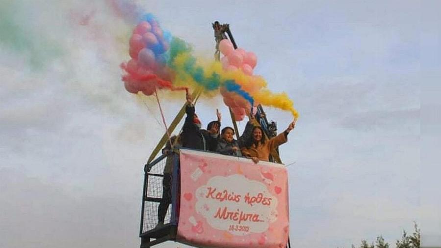 Δράμα: Συγγενείς ανέβηκαν σε γερανό για να δουν το μωρό επειδή δεν τους άφησαν να μπουν στο μαιευτήριο