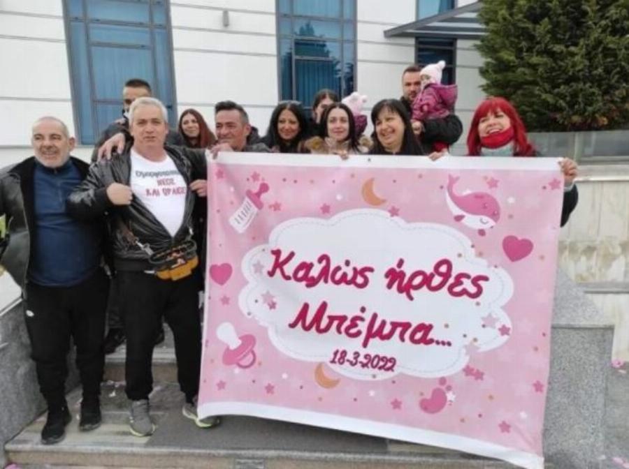 Δράμα: Συγγενείς ανέβηκαν σε γερανό για να δουν το μωρό επειδή δεν τους άφησαν να μπουν στο μαιευτήριο