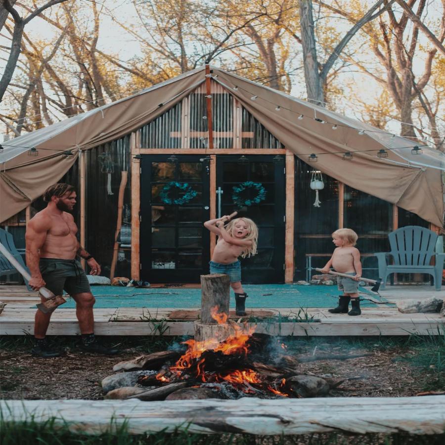 Άφησαν πίσω τους τη ζωή στη πόλη και ζουν στη φύση σε μια μεγάλη σκηνή που το εσωτερικό είναι ονειρεμένο