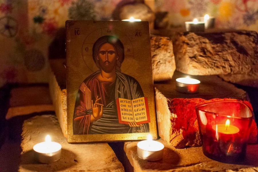 Θαυματουργή προσευχή: Εξασφαλίζει ηρεμία στο σπίτι – Θα προστατεύει ο Θεός την οικογένεια και θα ξεπεραστούν οι δυσκολίες