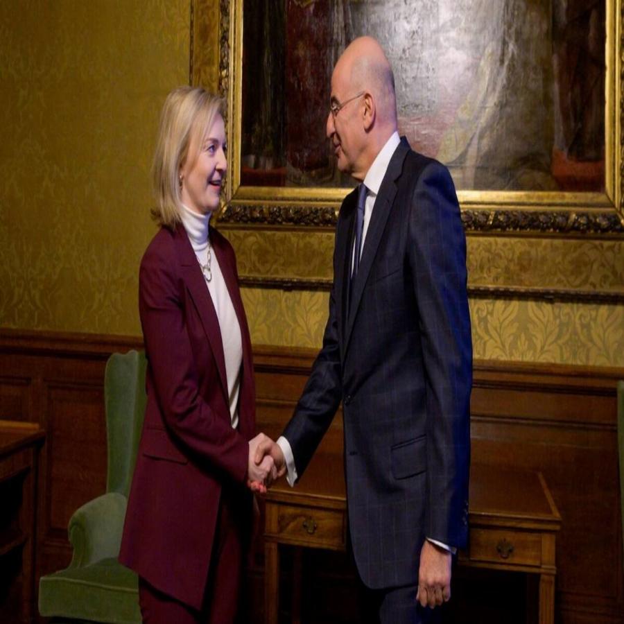 Η γκάφα της χρονιάς από την βρετανίδα ΥΠΕΞ: Μπέρδεψε τον Νίκο Δένδια με τον Νίκο Βέρτη