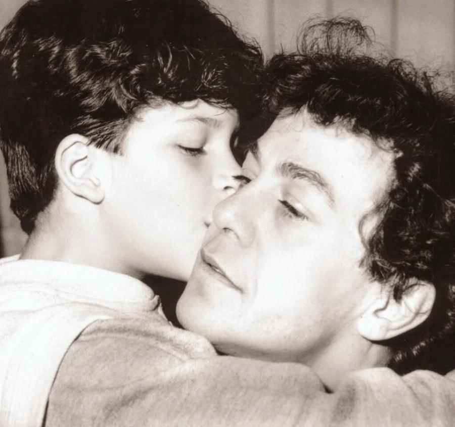 «Το μήλο κάτω από τη μηλιά θα πέσει!»: 9 παιδιά παιδιά Ελλήνων καλλιτεχνών που επέλεξαν το επάγγελμα των γονιών τους