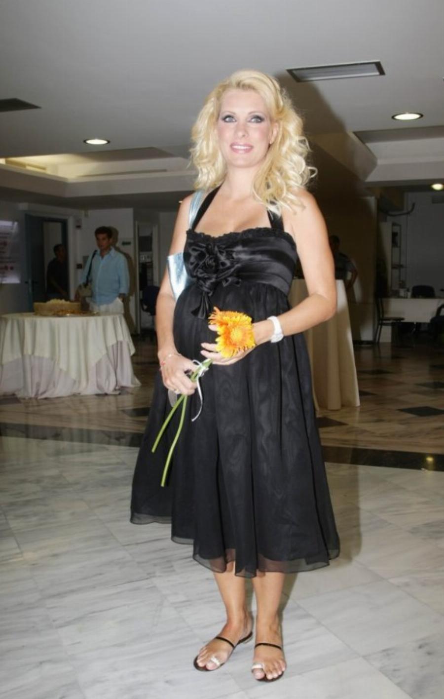 Πιο λαμπερές από ποτέ: Οι πανέμορφες εμφανίσεις από 20 διάσημες Ελληνίδες μαμάδες όταν ήταν έγκυες