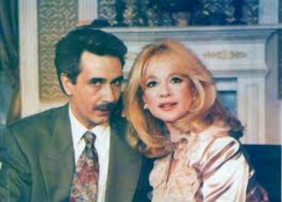 Κώστας Αρζόγλου: Οι γυναίκες που αγάπησε, ο γάμος με την Ακρίτα, η απώλεια της μητέρας του που τον τσάκισε και ο όγκος στον εγκέφαλο