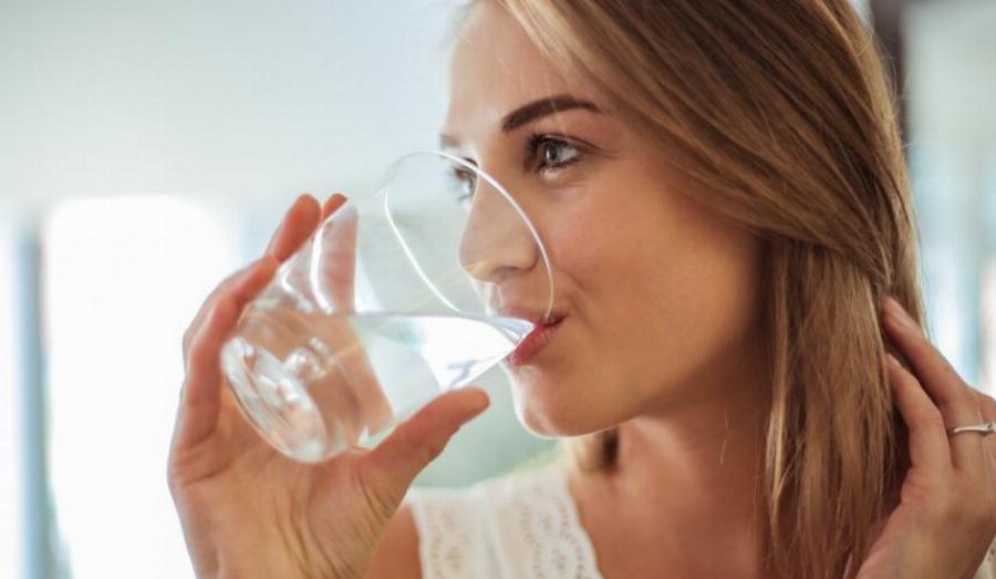 Τι συμβαίνει στο σώμα μας όταν πίνουμε νερό το πρωί μόλις ξυπνάμε με άδειο στομάχι