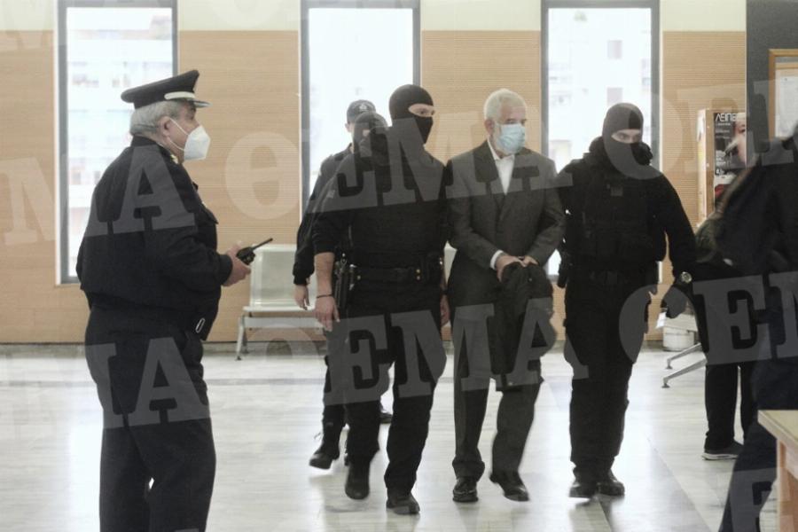 «Παρών» για πρώτη φορά στο δικαστήριο ο Πέτρος Φιλιππίδης: Εμφανίστηκε στη δίκη με χειροπέδες
