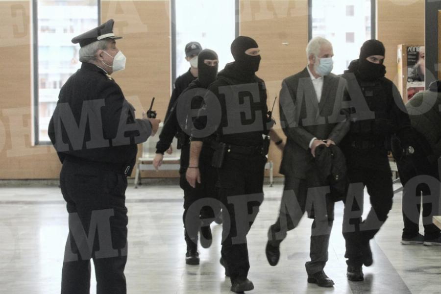 «Παρών» για πρώτη φορά στο δικαστήριο ο Πέτρος Φιλιππίδης: Εμφανίστηκε στη δίκη με χειροπέδες