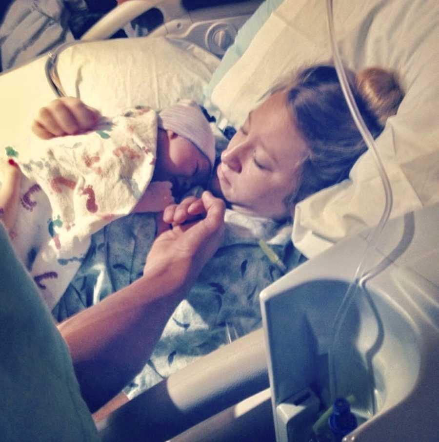 «Στα 16 μου είπα στη μητέρα μου τρέμοντας ότι είμαι έγκυος και με έδιωξε από το σπίτι»