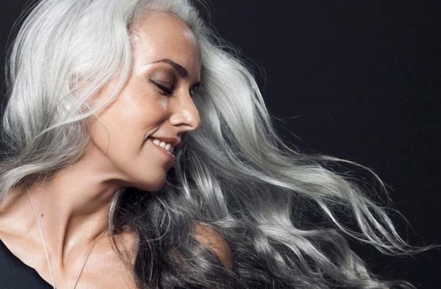 Yasmina Rossi: Μοντέλο 63 ετών εντυπωσιάζει με την ομορφιά της, δείχνει 20 χρόνια νεότερη και αποκαλύπτει τα μυστικά της νεότητάς της