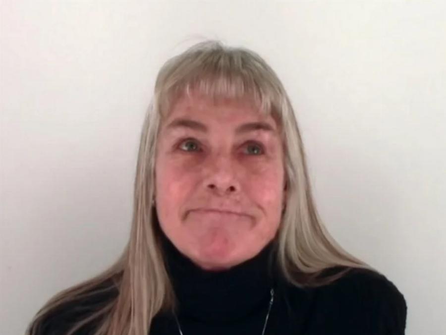 Απίστευτη μεταμόρφωση γυναίκας: Η 63χρονη με γκρίζα μακριά μαλλιά έγινε εντυπωσιακή ξανθιά με καρέ που φαίνεται 20 χρόνια νεότερη