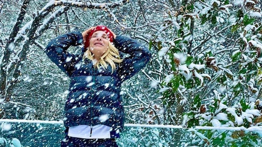 Ελένη Μενεγάκη: Ονειρικές εικόνες από τον χιονισμένο κήπο του σπιτιού της
