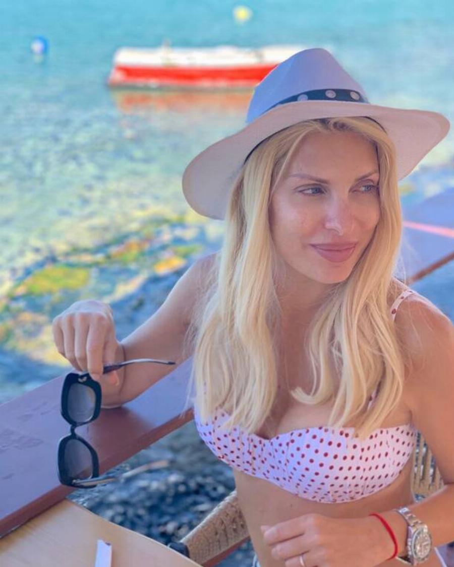 Τα νούμερα προκαλούν ίλιγγο: Πόσα λεφτά ζητούσαν οι φωτογράφοι από τα περιοδικά για μια φωτογραφία της Μενεγάκη με μαγιό